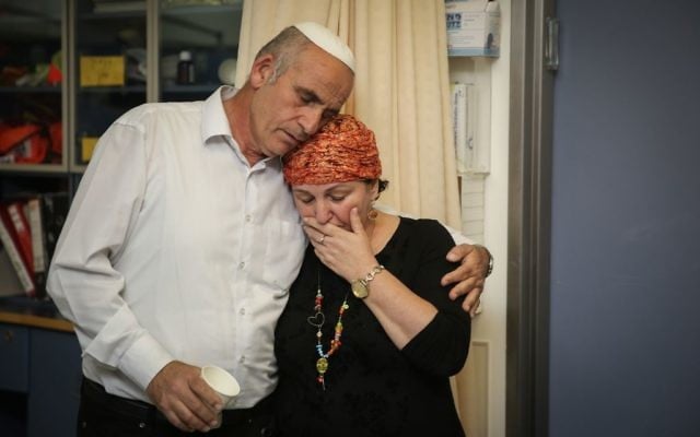 Sara et Eliezer Rozenfeld, à l'hôpital Shaarei Tzedek, où leur fils était hospitalisé dans un état critique après avoir été abattu dans la terreur de l'attaque de la nuit dernière, le 30 Juin, 2015. (Crédit : Hadas Parush / Flash90 Sara et Eliezer Rozenfeld, à l'hôpital Shaarei Tzedek, où leur fils était hospitalisé dans un état critique après avoir été abattu dans la terreur de l'attaque de la nuit dernière, le 30 Juin, 2015. (Crédit : Hadas Parush / Flash90