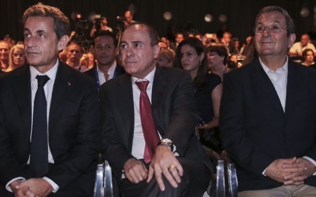 Le ministre de l'Intérieur, Silvan Shalom (au centre) avec l'ancien président français, Nicolas Sarkozy et l'ancien Premier ministre israélien Ehud Barak, lors de la Conférence d'Herzliya, le 8 juin 2015 (Crédit : FLASH90) Le ministre de l'Intérieur, Silvan Shalom (au centre) avec l'ancien président français, Nicolas Sarkozy et l'ancien Premier ministre israélien Ehud Barak, lors de la Conférence d'Herzliya, le 8 juin 2015 (Crédit : FLASH90)