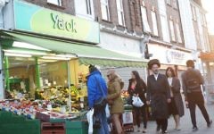 Des clients dans un marché du quartier juif de Londres, Golders Green, le 19 juin 2015 (Crédit : Cnaan Liphshiz / JTA)