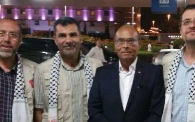 Moncef Marzouki (deuxième à partir de la droite) et des militants propalestiniens se préparent à monter à bord d'une flottille se dirigeant vers Gaza, le 21 juin 2015. (Page Facebook officielle de Moncef Marzouki)
