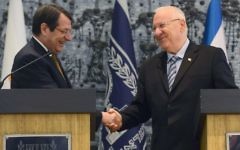 Le président Reuven Rivlin et le président chypriote Nicos Anastasiades (Crédit : Mark Neyman/GPO)