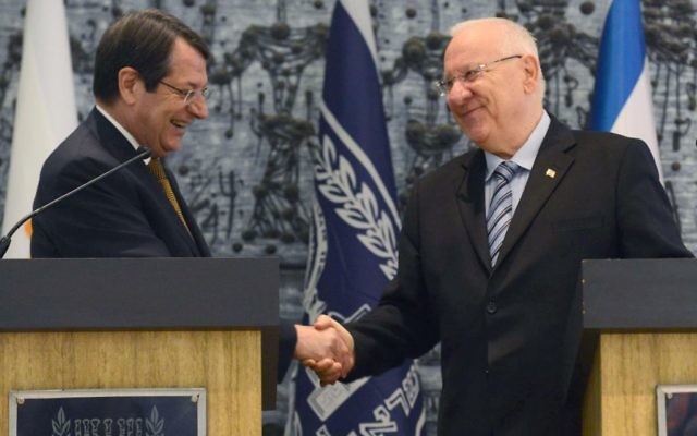 Le président Reuven Rivlin et le président chypriote Nicos Anastasiades (Crédit : Mark Neyman/GPO)