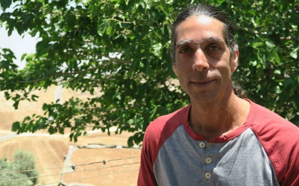 Noam Cohen, l'un des fondateurs de la communauté de colline de Neve Erez (Crédit : Luc Tress / Times of Israël)