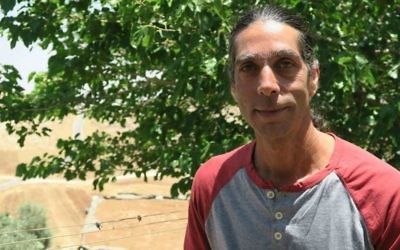 Noam Cohen, l'un des fondateurs de la communauté de colline de Neve Erez (Crédit : Luc Tress / Times of Israël)