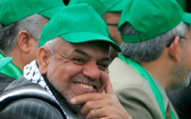 Le journaliste Mustafa Sawwaf lors d'un rassemblement du Hamas, en 2011 (Crédit : Page Facebook de Mustafa Sawwaf)