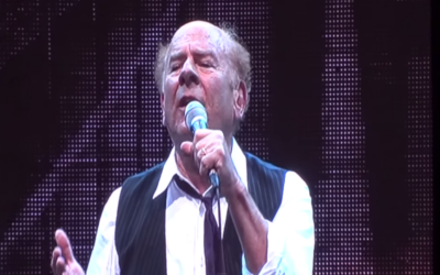 Art Garfunkel sur la scène du Bloomfield Arena, le 10 juin 2015 (Crédit : capture d'écran YouTube )