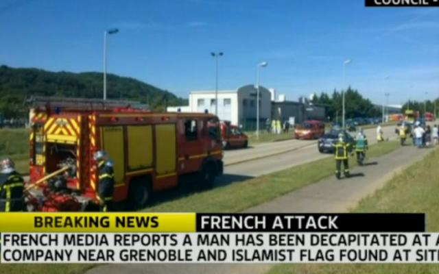 Scène de l'attaque terroriste présumée près de Lyon, France, le 26 juin 2015 (Crédit : Capture d'écran Sky News) Scène de l'attaque terroriste présumée près de Lyon, France, le 26 juin 2015 (Crédit : Capture d'écran Sky News)