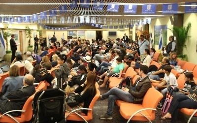 Des immigrants Juifs français nouvellement arrivés pendant une réunion d'information, à leur arrivée à l'aéroport Ben-Gourion, à Tel-Aviv, le 29 juin 2015. (Crédit : Zed Films)