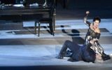 Moment de passion : Tosca tue Scarpio, qui a emprisonné et torturé son amant, avec un couteau de table (Crédit : Autorisation d'Israël Opéra / Yossi Zwecker)