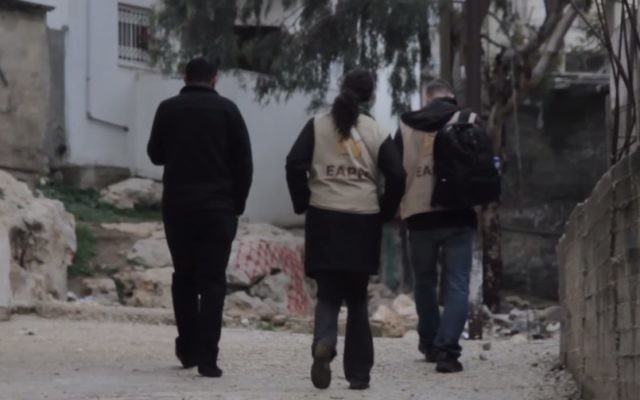 Des militants du Conseil œcuménique des Eglises en Cisjordanie (Crédit : Capture d'écran YouTube)