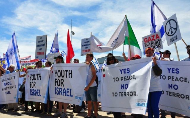 Des partisans d'Israël manifestant à  à Genève, le 29 juin 2015 (Crédit : Conseil juif mondial)