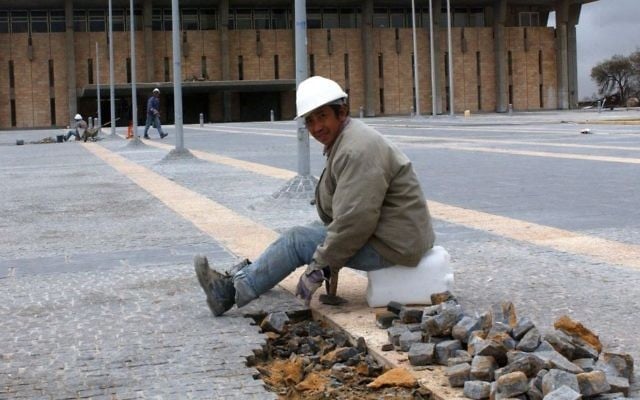 Un ouvrier en bâtiment chinois assis en face de la Knesset, le 8 janvier 2004. (Crédit : Flash90) Un ouvrier en bâtiment chinois assis en face de la Knesset, le 8 janvier 2004. (Crédit : Flash90)