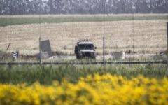 Un véhicule militaire israélien à Absan, près de la frontière entre Israël et l'est de la ville de Khan Younis, dans le sud de la bande de Gaza, le 30 mars 2015. (Abed Rahim Khatib / Flash90)