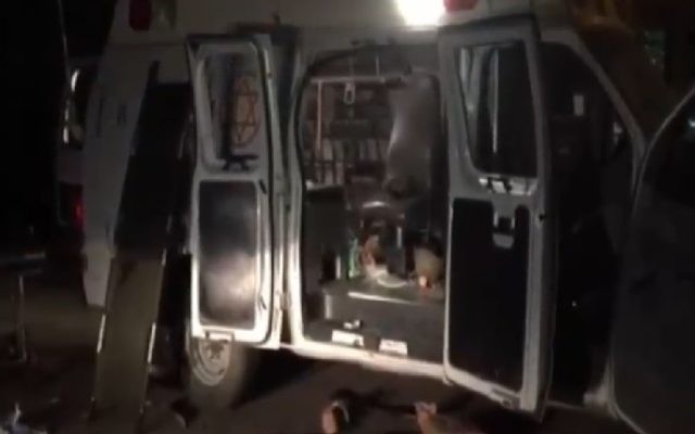 Après l'attaque par les villageois druzes d'une ambulance qui transportait deux Syriens blessés dans les hauteurs du Golan, le 22 juin 2015 (Crédit : Capture d'écran Deuxième chaîne) Après l'attaque par les villageois druzes d'une ambulance qui transportait deux Syriens blessés dans les hauteurs du Golan, le 22 juin 2015 (Crédit : Capture d'écran Deuxième chaîne)
