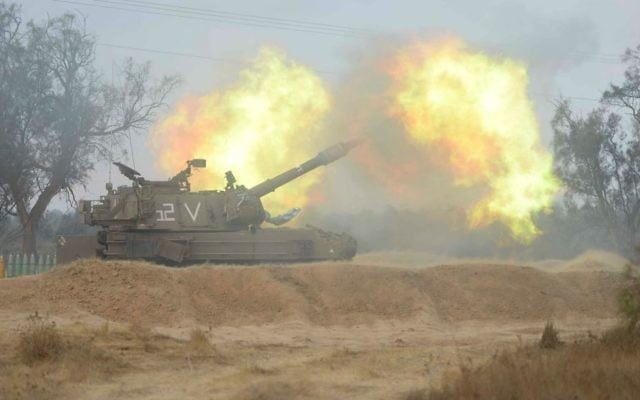 Tsahal tirant vers Gaza pendant l'Opération Bordure protectrice (Crédit : Unité de Porte-parole de Tsahal)