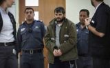 Yosef Haim Ben-David, l'un des juifs suspectés du meurtre de Muhammed Abu Khdeir, sous escorte policière au tribunal de district de Jérusalem, le 3 juin 2015  (Crédit : Hadas Parush/Flash90)