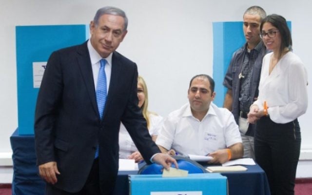 Le Premier ministre Benjamin Netanyahu vote à un bureau de vote de Jérusalem, le 14 juin 2015. (Miriam Alster / Flash90)