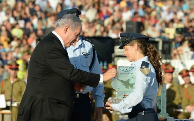 Le Premier ministre Benjamin Netanyahu lors de la cérémonie de remise des grades pour les nouveaux pilotes sur la base aérienne de Hatzerim près de Beersheba le 25 juin 2015 (Photo par Koby Gideon / GPO) Le Premier ministre Benjamin Netanyahu lors de la cérémonie de remise des grades pour les nouveaux pilotes sur la base aérienne de Hatzerim près de Beersheba le 25 juin 2015 (Photo par Koby Gideon / GPO)
