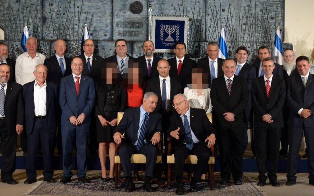 Le nouveau gouvernement Netanyahu photographié le 19 mai 2015 et pixélisé par le site Behadrey Haredim (Crédit : Flash 90) Le nouveau gouvernement Netanyahu photographié le 19 mai 2015 et pixélisé par le site Behadrey Haredim (Crédit : Flash 90)