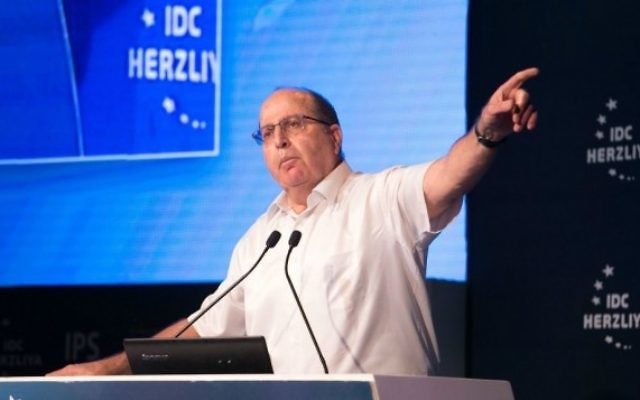 Le ministre de la Défense Moshe Ya'alon à la conférence de Herzliya, le 9 juin 2015 (Erez Harodi / Osim Tsilum / Autorisation)