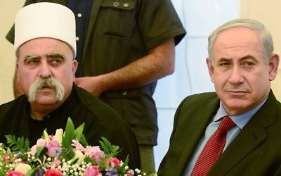 Le Premier ministre Benjamin Netanyahu et le chef spirituel de la communauté druze en Israël, Sheikh Mawafak Tarif, dans le village de Julis dans le nord d'Israël le 25 avril 2013 (Crédit : Moshe Milner / GPO)