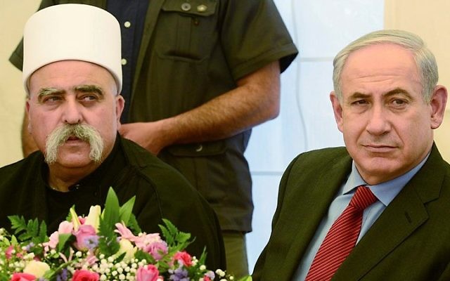 Le Premier ministre Benjamin Netanyahu et le chef spirituel de la communauté druze en Israël, Sheikh Mawafak Tarif, dans le village de Julis dans le nord d'Israël le 25 avril 2013 (Crédit : Moshe Milner / GPO) Le Premier ministre Benjamin Netanyahu et le chef spirituel de la communauté druze en Israël, Sheikh Mawafak Tarif, dans le village de Julis dans le nord d'Israël le 25 avril 2013 (Crédit : Moshe Milner / GPO)