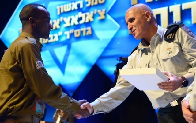 Le sergent Chalachew Mekonen reçoit une citation pour son service lors de l'opération Bordure protectrice des mains de Sami Turgeman, le commandant de la région Sud. Février 2015 (Photo: Porte-parole de Tsahal)