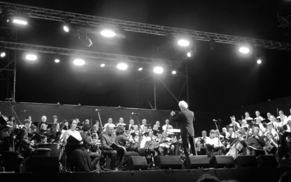 Avner Itai dirige le Requiem de Mozart à la frontière de Gaza, le 4 juin 2015. (Autorisation / Noam Ekhaus)