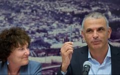 Moshe Kahlon, ministre des Finances, avec la gouverneure de la Banque d'Israël, Karnit Flug, pendant une conférence de presse au ministère des Finances, à Jérusalem, le 3 juin 2015. (Crédit : Yonatan Sindel/Flash90)