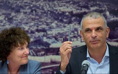 Moshe Kahlon, ministre des Finances, avec la gouverneure de la Banque d'Israël, Karnit Flug, pendant une conférence de presse au ministère des Finances, à Jérusalem, le 3 juin 2015. (Crédit : Yonatan Sindel/Flash90)