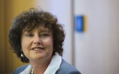 Karnit Flug, gouverneure de la Banque d'Israël, lors d'une conférence de presse à Jérusalem, le 31 mars 2015.  (Crédit : Yonatan Sindel/Flash90)