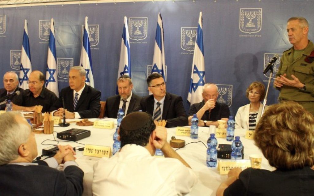 Le chef d'état-major de Tsahal Benny Gantz briefe les ministres israéliens pendant le conflit avec la bande de Gaza, le 18 Juillet 2014 (Photo: Flash90)