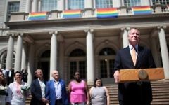 Le maire de New York Bill de Blasio se prépare à marier des couples de même sexe en face de l'Hôtel de Ville le 26 juin 2015 à New York City. (Yana Paskova / Getty Images / AFP)