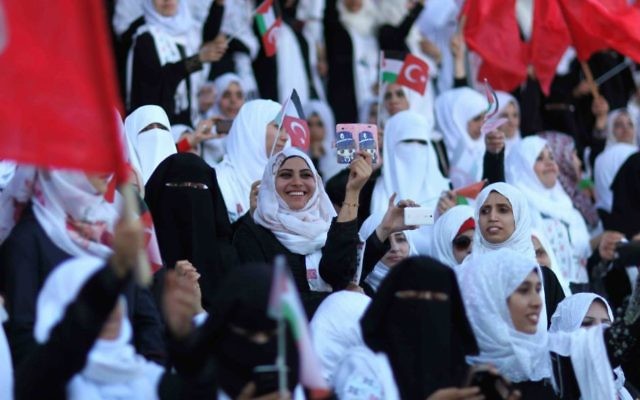 Des Palestiniens prennent part à une cérémonie de mariage en masse à Gaza, le 31 mai 2015. Près de 4 000 couples palestiniens se sont mariés lors d'une cérémonie financé par le gouvernement turc. (Crédit : AAED Tayeh / Flash90)