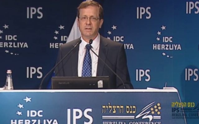 Le dirigeant de l'Union sioniste, Isaac Herzog, à la Conférence de Herzliya, le 7 juin 2015 (Capture d'écran: Youtube HerzliyaConference) Le dirigeant de l'Union sioniste, Isaac Herzog, à la Conférence de Herzliya, le 7 juin 2015 (Capture d'écran: Youtube HerzliyaConference)