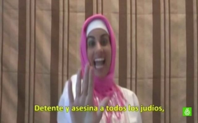 Capture d'écran d'une vidéo produite par une femme anonyme arrêtée en Espagne pour des appels à la haine et au meurtre des Juifs,  le 30 mai 2015. (Capture d'écran, itongadol.com.ar)