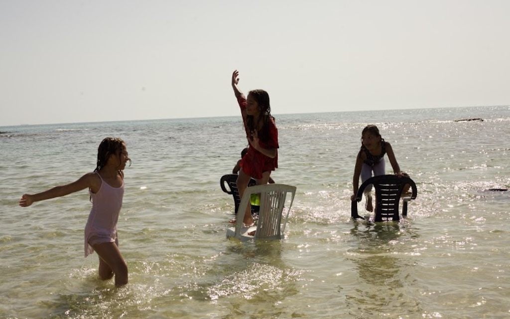 Des enfants jouant sur la plage de Jisr az-Zarqa (Photo: Eliyahu Kamisher)