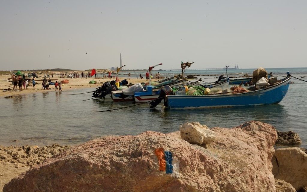 Des bateaux de pêche attachés à Jisr az-Zarqa (Photo: Eliyahu Kamisher)