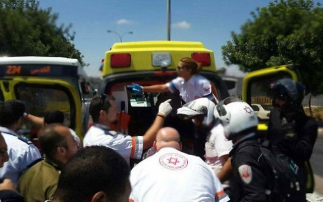 Des secouristes sur les lieux d'une attaque au couteau, à Jérusalem, le 29 juin 2015 (Photo: Magen David Adom)