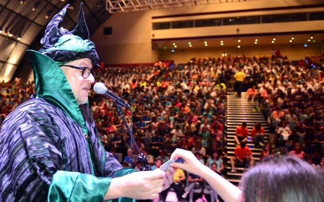 Le prestidigitateur israélien Cagliostro a établi un record du monde Guinness en enseignant un tour de cartes à 1 576 enfants dans une école de Haïfa, le 1er juin 2015. (Photo: autorisation de Beit Hagefen)