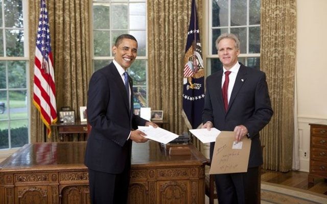 Barack Obama, alors président américain, avec Michael Oren, alors l'ambassadeur d'Israël aux Etats-Unis, à la Maison Blanche, le 20 juillet 2009. (Crédit : Maison Blanche) Barack Obama, alors président américain, avec Michael Oren, alors l'ambassadeur d'Israël aux Etats-Unis, à la Maison Blanche, le 20 juillet 2009. (Crédit : Maison Blanche)
