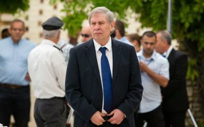Le chef du Mossad Tamir Pardo au cimetière militaire du Mont Herzl, le 30 avril 2014 (Crédit : David Vaaknini / POOL/ flash 90)