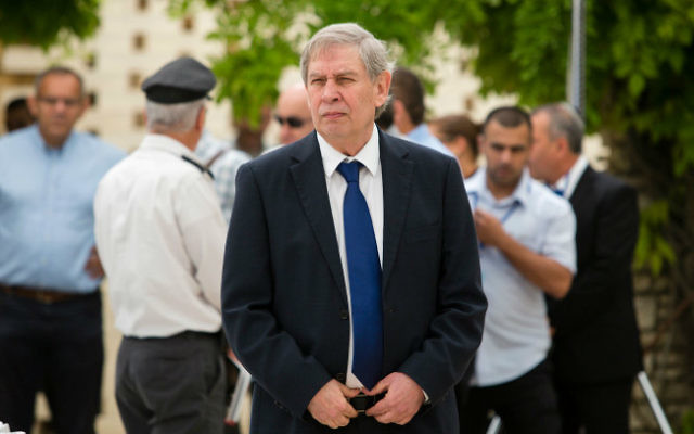 Le chef du Mossad Tamir Pardo au cimetière militaire du Mont Herzl, le 30 avril 2014 (Crédit : David Vaaknini / POOL/ flash 90)