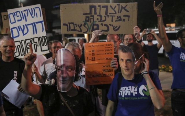 Des milliers d'Israéliens protestent contre le ministre des Finances Moshe Kahlon, et le conglomérat américano-israélien Delek-Noble sur un plan de développement des réserves de gaz naturel, à Tel Aviv, le 30 mai 2015. (Flash90) Des milliers d'Israéliens protestent contre le ministre des Finances Moshe Kahlon, et le conglomérat américano-israélien Delek-Noble sur un plan de développement des réserves de gaz naturel, à Tel Aviv, le 30 mai 2015. (Flash90)