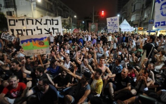 Manifestation pour la justice sociale à Tel-Aviv, à l'été 2011 (Crédit : Gili Yaari / Flash90)