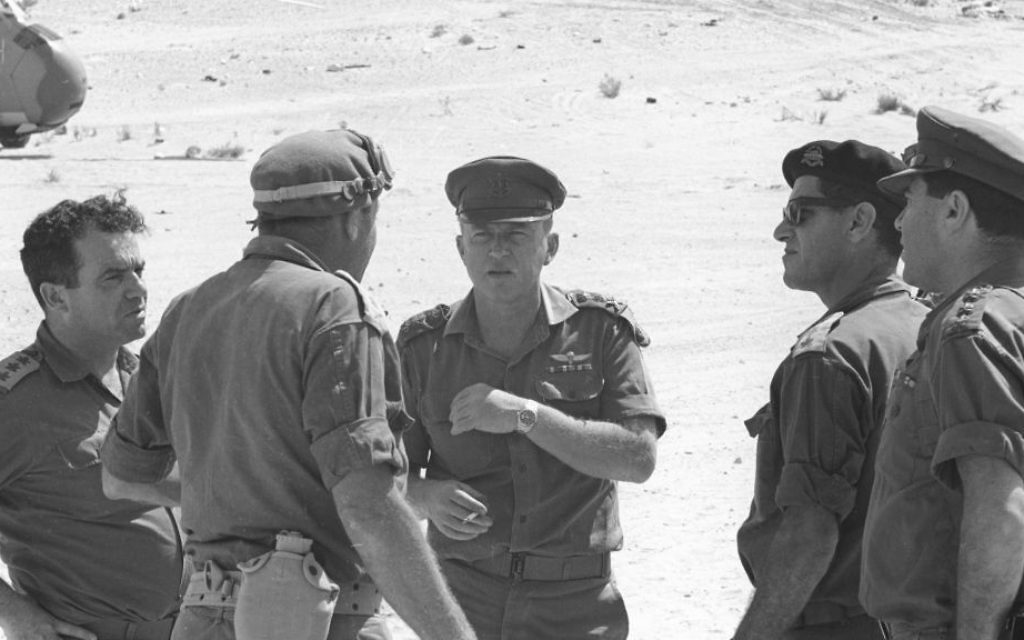 Yitzhak Rabin (au centre) chef de l'état-major général de l'armée israélienne, pendant la Guerre des Six Jours, s'entretenant avec le commandant du front sud, Yeshayahu Gavish. (Crédit : Archives de l'armée israélienne)