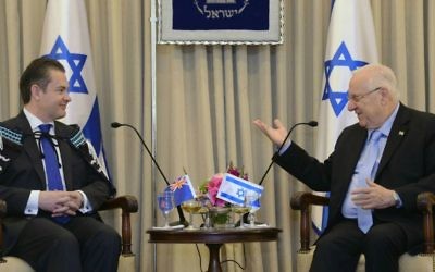 L'ambassadeur non-résident de la Nouvelle-Zélande, Jonathan Andrew Curr, après avoir présenté ses lettres de créance au président Rivlin à Jérusalem, le 30 avril 2015. (Crédit : Mark Neyman / GPO)