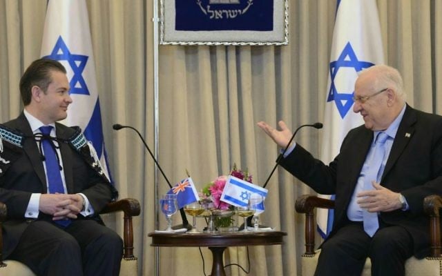 L'ambassadeur non-résident de la Nouvelle-Zélande, Jonathan Andrew Curr, après avoir présenté ses lettres de créance au président Rivlin à Jérusalem, le 30 avril 2015. (Crédit : Mark Neyman / GPO)