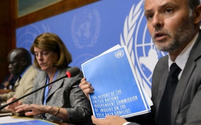 Le responsable de l'information pour le Bureau du Haut Commissaire aux droits de l'homme, Rolando Gomez, présente le rapport de la Commission d'enquête sur le conflit de Gaza de 2014 aux côtés de la présidente de la Commission Mary McGowan Davis, au centre, et d'un membre de la Commission Doudou Diene, lors d'une conférence de presse sur leur rapport rendu le 22 juin 2015, à l'Office des Nations Unies de Genève. (Photo: AFP / Fabrice Coffrini)