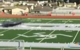 Une croix gammée placée par des vandales sur le terrain de football américain du lycée El Camino, au sud de San Francisco, après la cérémonie de remise des diplômes,  vendredi 29 mai 2015. (Capture d'écran: NBC)